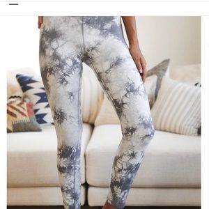 Lulu’s 7/8 Grey Tie Dye legging NEW. Size Large